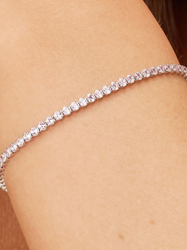 BROSWAY FVP108 – elegantna srebrna ženska tenis narukvica iz kolekcije Fancy Vibrant Pink. Ukrašena nizom roze cirkona koji simbolizuju ženstvenost i toplinu, ova narukvica unosi nežan sjaj i prefinjen izgled u svaku kombinaciju. Rodijumska obrada obezbeđuje dugotrajan sjaj i zaštitu od oksidacije.