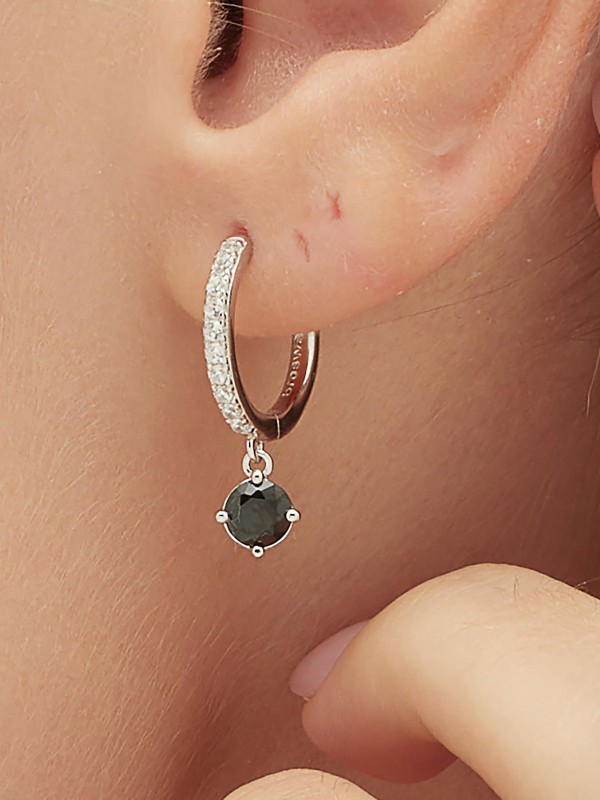 BROSWAY FMB86 – moderna srebrna ženska single minđuša iz kolekcije Fancy Mystic Black. Dizajnirana kao mala alka ukrašena crnim cirkonom, predstavlja savršen spoj minimalizma i luksuza. Rodijumska obrada obezbeđuje dugotrajan sjaj i zaštitu od oksidacije.