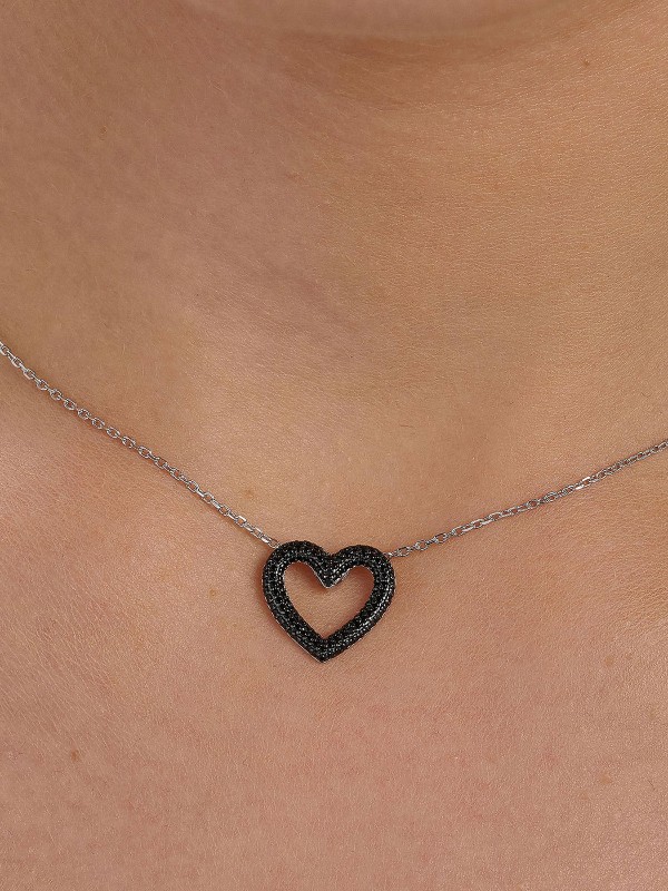 BROSWAY FMB126 – prefinjena srebrna ženska ogrlica iz kolekcije Fancy Mystic Black. Ukrašena priveskom u obliku srca, donosi eleganciju i suptilan sjaj crnog cirkona koji simbolizuje snagu i samouverenost. Rodijumska obrada obezbeđuje postojan sjaj i zaštitu od oksidacije.