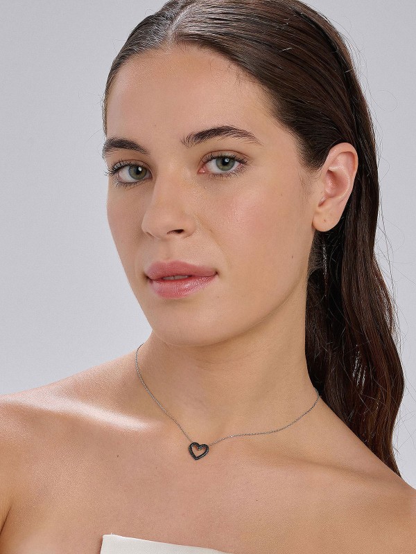 BROSWAY FMB126 – prefinjena srebrna ženska ogrlica iz kolekcije Fancy Mystic Black. Ukrašena priveskom u obliku srca, donosi eleganciju i suptilan sjaj crnog cirkona koji simbolizuje snagu i samouverenost. Rodijumska obrada obezbeđuje postojan sjaj i zaštitu od oksidacije.