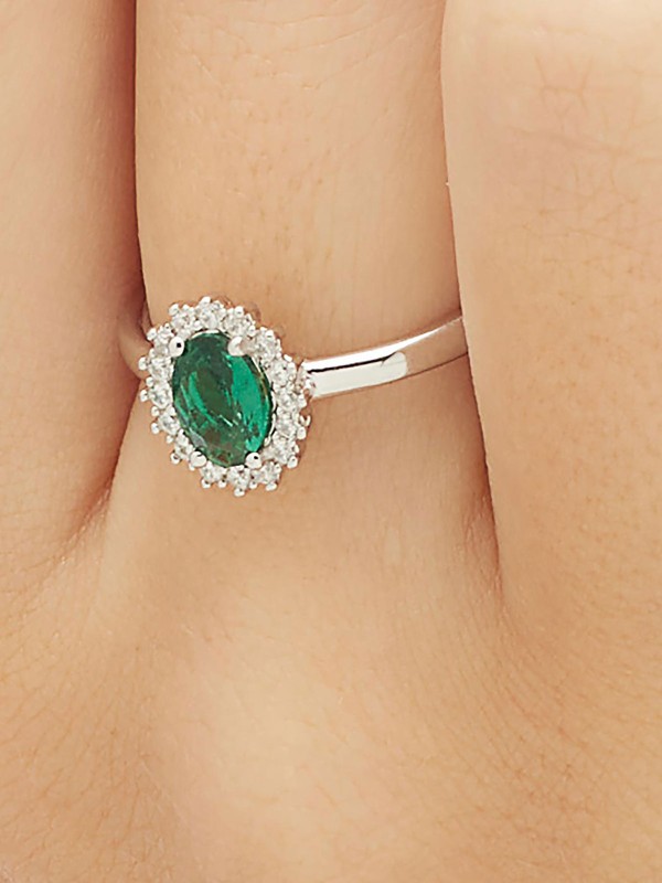 BROSWAY FLG71C – elegantan srebrni ženski prsten iz kolekcije Fancy Life Green. Ukrašen ovalnim zelenim cirkonom koji simbolizuje smirenost i prirodnu lepotu, ovaj prsten odiše sofisticiranošću i jedinstvenim sjajem. Rodijumska obrada obezbeđuje trajnu zaštitu i besprekoran sjaj.