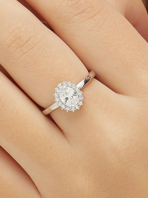 BROSWAY FIW79A – elegantan srebrni ženski prsten iz kolekcije Fancy Infinite White. Ukrašen ovalnim providnim cirkonom koji reflektuje svetlost pri svakom pokretu, ovaj prsten donosi spoj sofisticiranosti i suptilnog luksuza. Rodijumska obrada obezbeđuje dugotrajan sjaj i zaštitu od oksidacije.