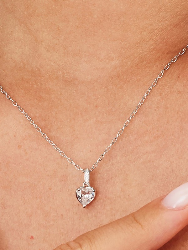 BROSWAY FIW28 – prefinjen srebrni ženski privezak iz kolekcije Fancy Infinite White. Ukrašen providnim cirkonom u obliku srca, donosi dašak romantike i bezvremenske elegancije. Rodijumska obrada pruža izuzetnu otpornost na tamnjenje i dugotrajan sjaj.