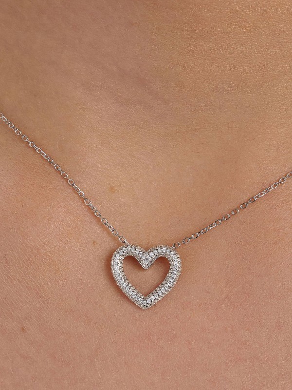 BROSWAY FIW131 – prefinjena srebrna ženska ogrlica iz kolekcije Fancy Infinite White. Ukrašena priveskom u obliku srca, simbolizuje ljubav i eleganciju kroz jednostavan, ali upečatljiv dizajn. Rodijumska obrada osigurava dugotrajan sjaj i zaštitu od oksidacije.