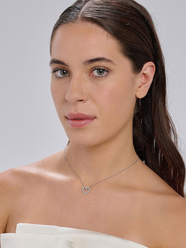 BROSWAY FIW131 – prefinjena srebrna ženska ogrlica iz kolekcije Fancy Infinite White. Ukrašena priveskom u obliku srca, simbolizuje ljubav i eleganciju kroz jednostavan, ali upečatljiv dizajn. Rodijumska obrada osigurava dugotrajan sjaj i zaštitu od oksidacije.
