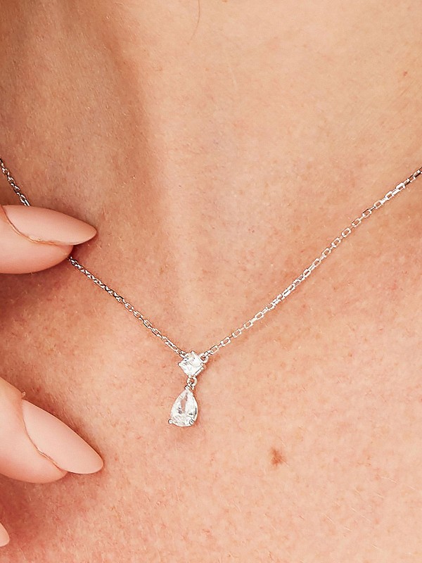 BROSWAY FIW113 – elegantna srebrna ženska ogrlica iz kolekcije Fancy Infinite White. Ukrašena providnim cirkonom koji donosi suptilan sjaj i profinjenu jednostavnost, ova ogrlica savršeno se uklapa uz svaku odevnu kombinaciju. Rodijumska obrada obezbeđuje dugotrajan sjaj i otpornost na oksidaciju.