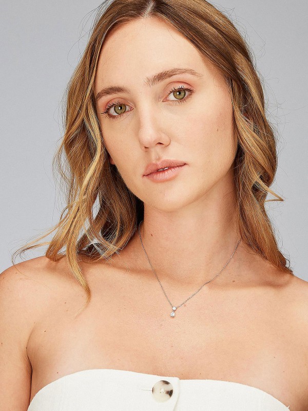 BROSWAY FIW113 – elegantna srebrna ženska ogrlica iz kolekcije Fancy Infinite White. Ukrašena providnim cirkonom koji donosi suptilan sjaj i profinjenu jednostavnost, ova ogrlica savršeno se uklapa uz svaku odevnu kombinaciju. Rodijumska obrada obezbeđuje dugotrajan sjaj i otpornost na oksidaciju.