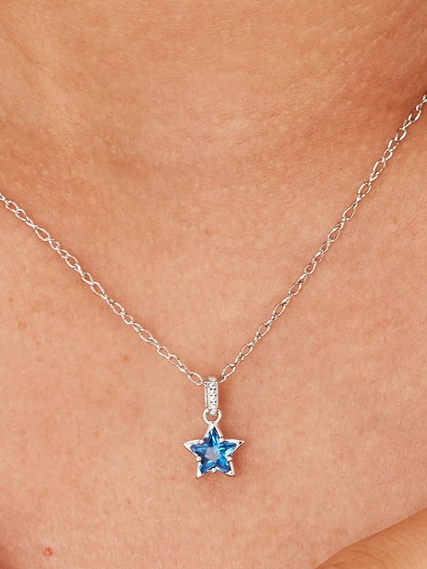 BROSWAY FFB21 – sofisticiran srebrni ženski privezak iz kolekcije Fancy Freedom Blue. Ukrašen tamno plavim cirkonom u obliku zvezde, ovaj komad nakita donosi dašak elegancije i simboliku svetlosti i nade. Rodijumska obrada osigurava dugotrajan sjaj i zaštitu od oksidacije.