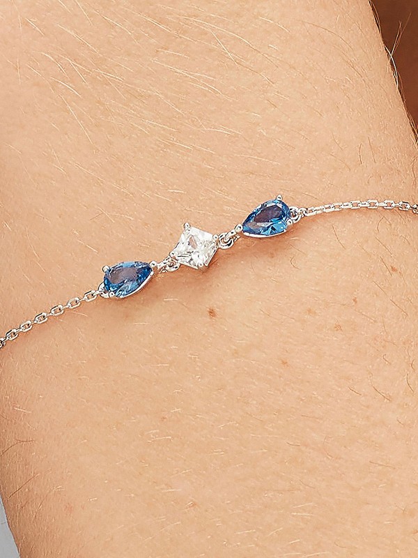 BROSWAY FFB112 – elegantna srebrna ženska narukvica iz kolekcije Fancy Freedom Blue. Ukrašena tamno plavim cirkonom koji unosi dubinu i sofisticiranost u svaki stajling, ova narukvica odiše prefinjenošću i modernim luksuzom. Rodijumska obrada pruža postojan sjaj i zaštitu od oksidacije.