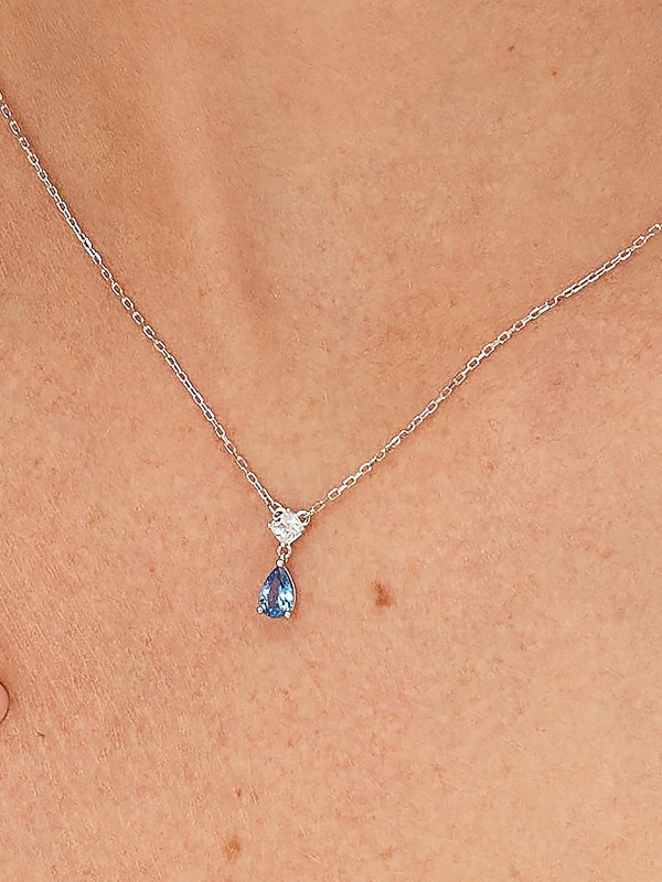 BROSWAY FFB109 – elegantna srebrna ženska ogrlica iz kolekcije Fancy Freedom Blue. Ukrašena tamno plavim cirkonom koji dodaje notu sofisticiranosti i dubine, ova ogrlica odiše luksuznim minimalizmom. Rodijumska obrada obezbeđuje dugotrajan sjaj i zaštitu od oksidacije.