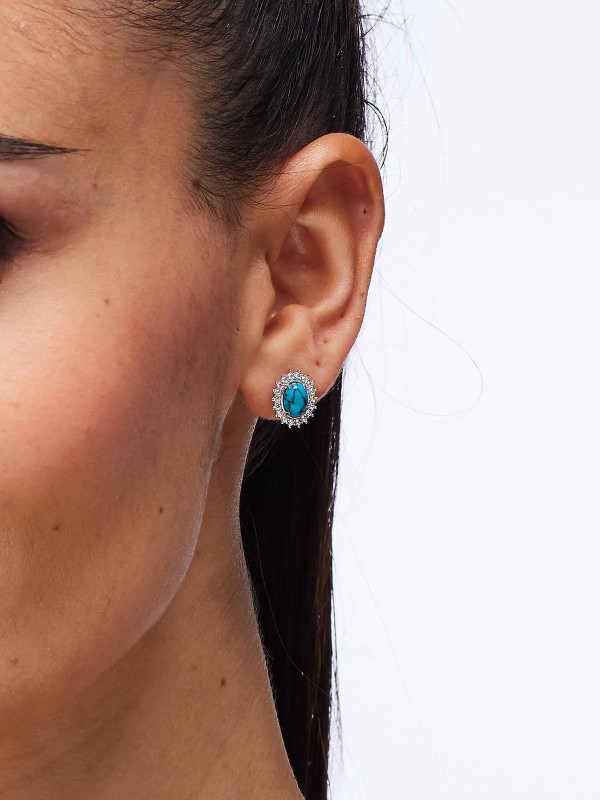 BROSWAY FCL124 – elegantne srebrne ženske minđuše iz kolekcije Fancy. Ukrašene tirkizom i cirkonima, ove minđuše odišu suptilnim sjajem i profinjenom estetikom. Zahvaljujući rodijumskoj obradi, zadržavaju postojan sjaj i otpornost na oksidaciju, idealne za svakodnevno nošenje ili posebne prilike.