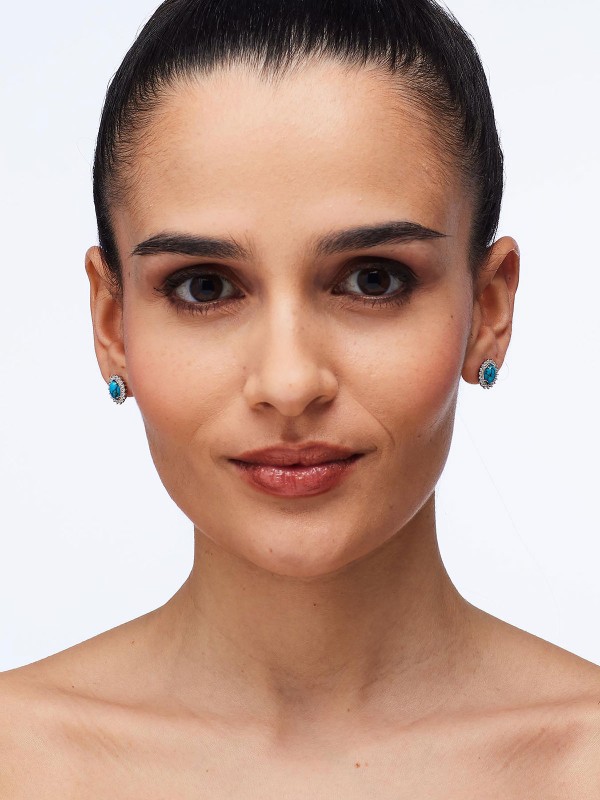 BROSWAY FCL124 – elegantne srebrne ženske minđuše iz kolekcije Fancy. Ukrašene tirkizom i cirkonima, ove minđuše odišu suptilnim sjajem i profinjenom estetikom. Zahvaljujući rodijumskoj obradi, zadržavaju postojan sjaj i otpornost na oksidaciju, idealne za svakodnevno nošenje ili posebne prilike.