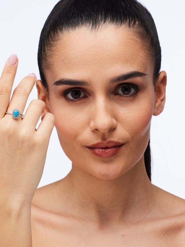 BROSWAY FCL123D – elegantan srebrni ženski prsten iz kolekcije Fancy. Kombinuje tirkiz i cirkone u prefinjenom dizajnu koji odiše modernim šarmom i suptilnim luksuzom. Rodijumska obrada osigurava postojan sjaj i dugotrajnu zaštitu od oksidacije.