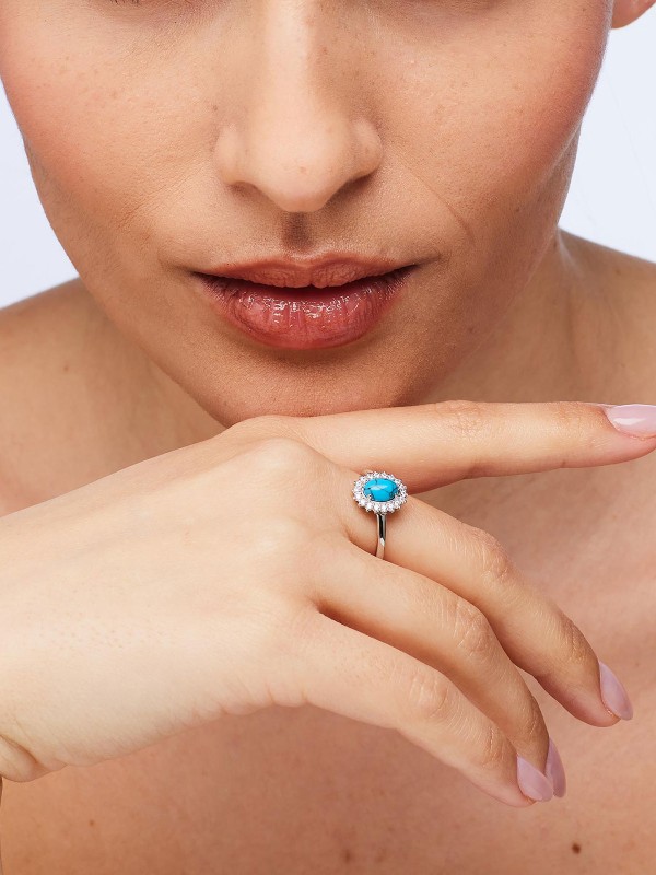 BROSWAY FCL123A – elegantan srebrni ženski prsten iz kolekcije Fancy. Ukrašen tirkizom i svetlucavim cirkonima, ovaj prsten donosi savršen balans između luksuza i profinjenog stila, dok rodijumska obrada obezbeđuje dugotrajan sjaj i otpornost na tamnjenje.