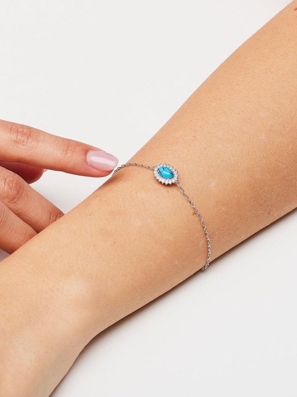 BROSWAY FCL122 – elegantna srebrna ženska narukvica iz kolekcije Fancy. Kombinacija tirkiza i cirkona unosi prefinjenu igru boja i svetlucavi efekat, dok rodijumska obrada obezbeđuje dugotrajan sjaj, zaštitu i besprekoran izgled nakita.