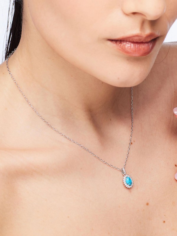 BROSWAY FCL121 – elegantan srebrni ženski privezak iz kolekcije Fancy Charm. Ukrašen tirkizom koji donosi dozu svežine i unikatnosti, ovaj komad nakita odiše jednostavnošću i prefinjenim stilom, uz rodijumsku obradu koja osigurava dugotrajan sjaj i otpornost.