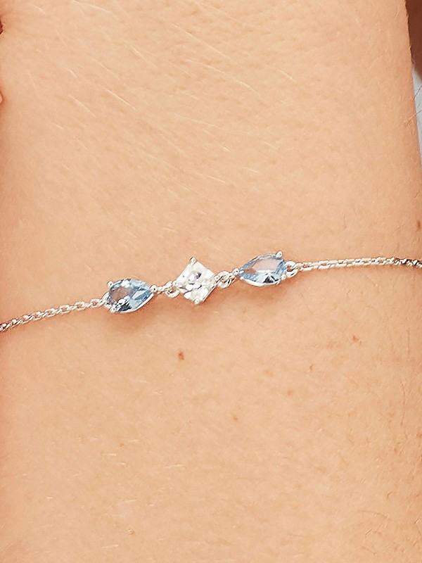 BROSWAY FCL111 – elegantna srebrna ženska narukvica iz kolekcije Fancy Light Blue. Kombinacija belih i svetlo plavih cirkona daje ovom komadu prefinjen sjaj i nežan izgled, dok rodijumska obrada obezbeđuje dugotrajan sjaj i zaštitu.