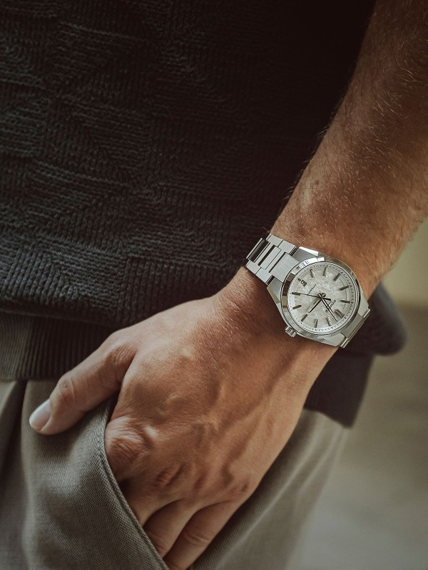 CASIO EDIFICE EFK-100D-7AER – automatski sat u boji srebra sa brojčanikom u boji srebra, izrađen za ljubitelje sofisticiranog dizajna i automobilskog duha. Brojčanik sa teksturom u stilu kovanog karbona donosi luksuznu dinamiku, dok safirno staklo, podignuti indeksi i konturisana korona potvrđuju beskompromisni kvalitet. Elegantno kućište krije mehanički mehanizam sa rezervom snage od 40h, vidljiv kroz providnu poleđinu kućišta. Sa vodootpornošću od 100m, pruža idealnu kombinaciju stila i izdržljivosti.