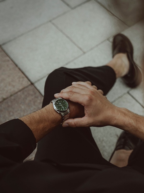 CASIO EDIFICE EFK-100D-3AER – automatski sat u boji srebra sa brojčanikom u zelenoj boji, kreiran za ljubitelje automobilskog dizajna visokih performansi. Brojčanik sa teksturom u stilu kovanog karbona, safirno staklo otporno na ogrebotine i aerodinamično kućište sa podignutim indeksima, odražavaju motosport inspiraciju i snažan karakter. Providna poleđina kućišta otkriva sofisticirani mehanički mehanizam sa rezervom snage od 40h, dok vodootpornost do 100m čini ovaj sat pouzdanim pratiocem u svim uslovima.