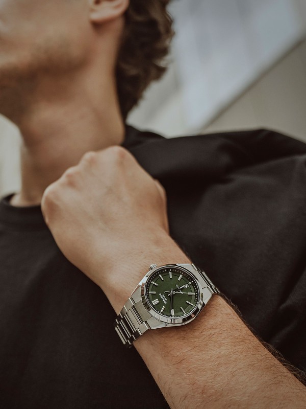 CASIO EDIFICE EFK-100D-3AER – automatski sat u boji srebra sa brojčanikom u zelenoj boji, kreiran za ljubitelje automobilskog dizajna visokih performansi. Brojčanik sa teksturom u stilu kovanog karbona, safirno staklo otporno na ogrebotine i aerodinamično kućište sa podignutim indeksima, odražavaju motosport inspiraciju i snažan karakter. Providna poleđina kućišta otkriva sofisticirani mehanički mehanizam sa rezervom snage od 40h, dok vodootpornost do 100m čini ovaj sat pouzdanim pratiocem u svim uslovima.
