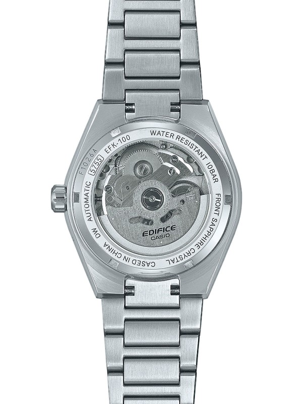 CASIO EDIFICE EFK-100D-2AER – automatski sat u boji srebra sa brojčanikom teget boje, inspirisan motosport dizajnom visokih performansi. Elektroformirajući brojčanik sa teksturom u stilu kovanog karbona, safirno staklo otporno na ogrebotine i jasno definisana korona, daju ovom modelu autentičan sportski izgled. Mehanički mehanizam sa 40 sati rezerve snage vidljiv je kroz providnu poleđinu kućišta, dok vodootpornost do 100m garantuje pouzdanost u svakodnevnoj upotrebi.