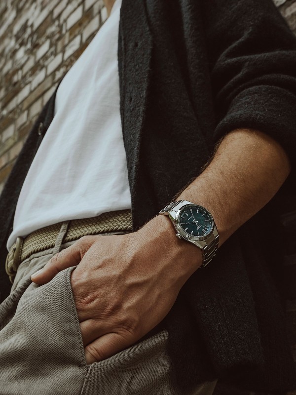 CASIO EDIFICE EFK-100D-2AER – automatski sat u boji srebra sa brojčanikom teget boje, inspirisan motosport dizajnom visokih performansi. Elektroformirajući brojčanik sa teksturom u stilu kovanog karbona, safirno staklo otporno na ogrebotine i jasno definisana korona, daju ovom modelu autentičan sportski izgled. Mehanički mehanizam sa 40 sati rezerve snage vidljiv je kroz providnu poleđinu kućišta, dok vodootpornost do 100m garantuje pouzdanost u svakodnevnoj upotrebi.