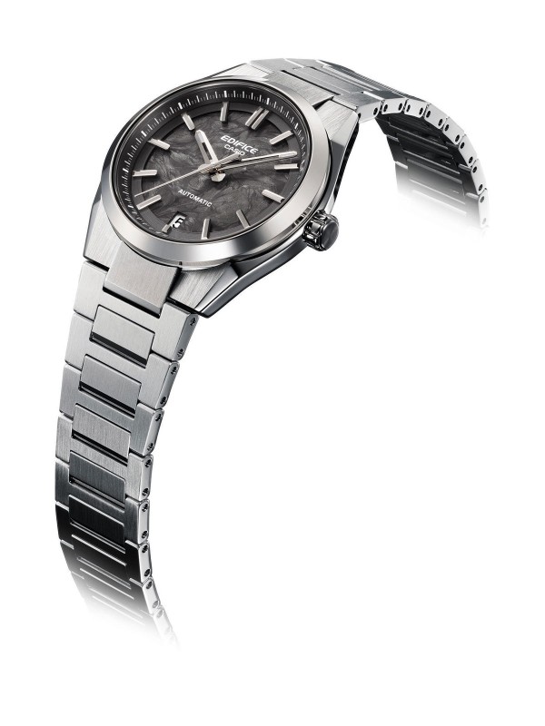 CASIO EDIFICE EFK-100CD-1AER – automatski muški sat sa brojčanikom od crnih karbonskih vlakana i providnom poleđinom kućišta, izrađen od nerđajućeg čelika u boji srebra. Brojčanik inspirisan trkačkim automobilima, donosi sportsku dinamiku i sofisticiran izgled, dok safirno staklo i vodootpornost do 100m garantuju pouzdanost i dugotrajnost. Unutrašnji mehanizam sa rezervom snage od 40 sati pruža snagu i tačnost u svakom trenutku.