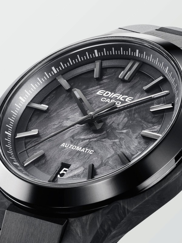 CASIO EDIFICE EFK-100XPB-1AER – bezvremenski muški sat sa automatskim mehanizmom smeštenim u lagano, ali izdržljivo kućište od kovanih karbonskih vlakana. Brojčanik inspirisan auto-industrijom sa karbonskim uzorkom i podignutim markerima. Providna poleđina kućišta otkriva precizni mehanički rad, dok crna gumena narukvica sa sigurnosnom kopčom donosi udobnost i stil. Safirno staklo otporno na grebanje i vodootpornost do 100m za svakodnevne izazove.