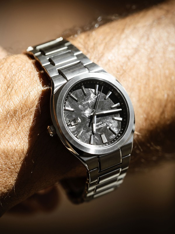 Casio Edifice automatski muški sat sa kovanim karbonskim brojčanikom i safirnim staklom. Vodootpornost 100 m i prepoznatljiv sportsko-elegantan dizajn. Naruči online!