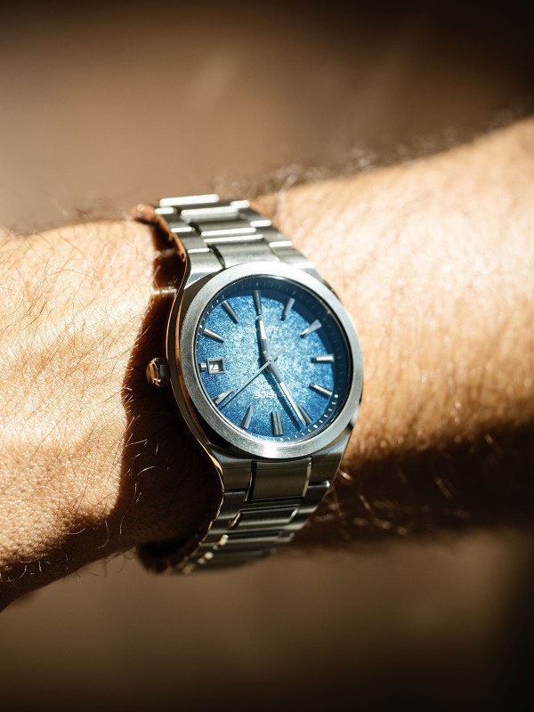 Muški Casio Edifice automatski sat sa plavim brojčanikom i kućištem od nerđajućeg čelika. Safirno staklo i rezerva snage do 42 sata. Naruči online!