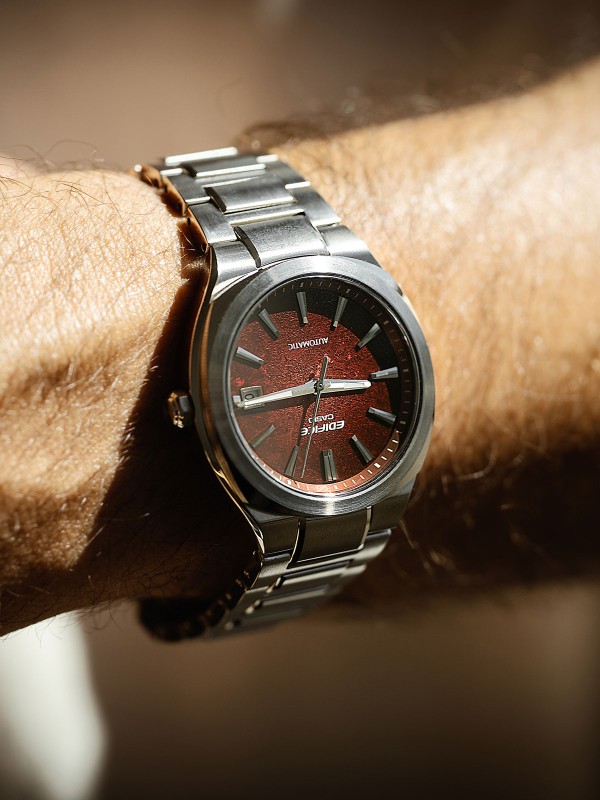 Muški Casio Edifice automatski sat sa braon brojčanikom i kućištem od nerđajućeg čelika. Safirno staklo i rezerva snage od 42 sata. Naruči online!