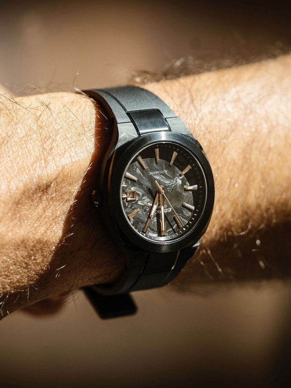 Muški Casio Edifice automatski sat sa karbonskim kućištem i brojčanikom. Rezerva snage 42 sata i vodootpornost do 100 m. Naruči online!