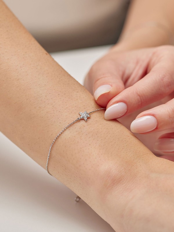 Ženska Brosway Fancy Infinity White narukvica od srebra 925 sa zvezdom optočenom cirkonima. Hipoalergen i elegantan dizajn. Naruči online!