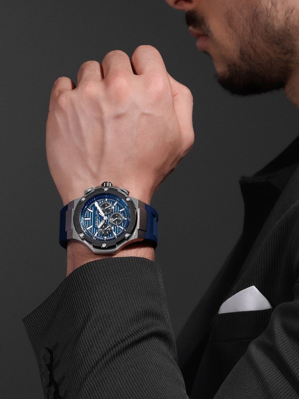 Cerruti 1881 Lucardo. Sportski sat sa teget brojčanikom i narukvicom. Srebrno kućište, gunmetal korona i 100m vodootpornost.