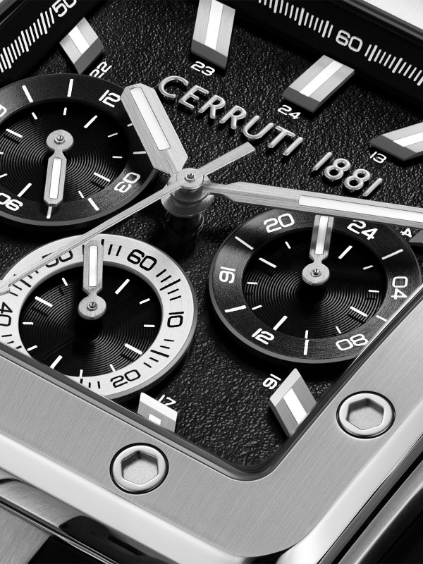 Cerruti 1881 Odissea Master. Robustan multifunkcionalni sat srebrnog tona sa industrijskim zavrtnjima. Crni brojčanik i silikonska narukvica.