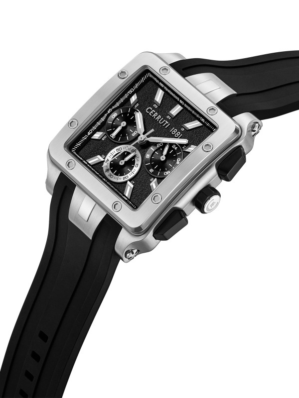 Cerruti 1881 Odissea Master. Robustan multifunkcionalni sat srebrnog tona sa industrijskim zavrtnjima. Crni brojčanik i silikonska narukvica.