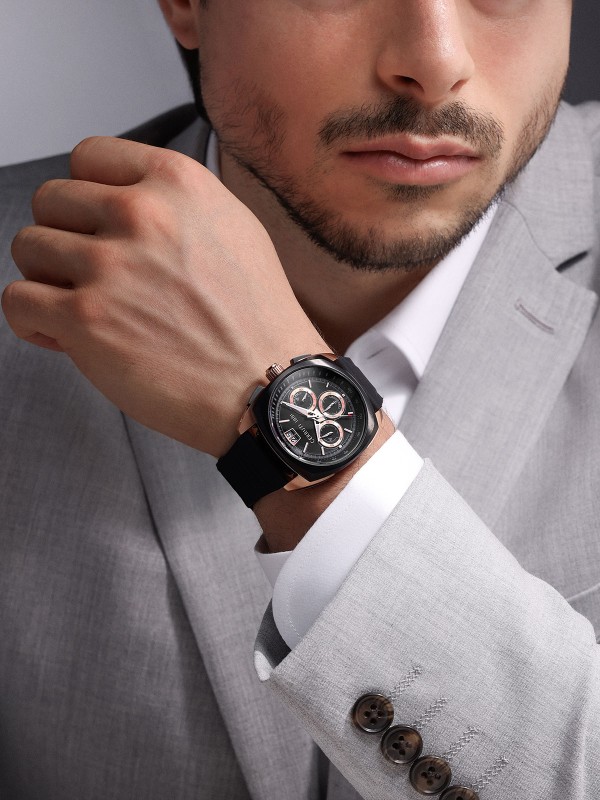 Cerruti 1881 Cuneo. Moderan hronograf kvadratnog oblika u boji roze zlata. Crni brojčanik, datum na 12h i crna silikonska narukvica.