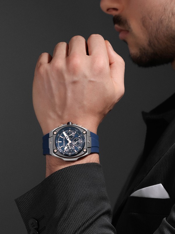 Cerruti 1881 Cavedago hronograf. Srebrno kućište sa crnom koronom i detaljima u boji roze zlata. Teget brojčanik i silikonska narukvica.