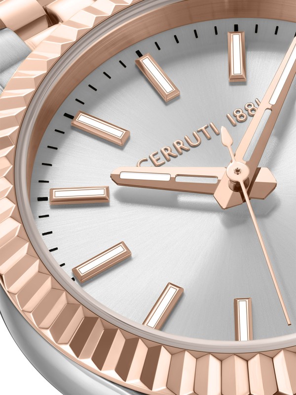 Cerruti 1881 Chienti. Dvobojni sat (srebro/roze zlato) sa srebrnim sunray brojčanikom. Elegantan dizajn sa datumom pod lupom i reckavom koronom.