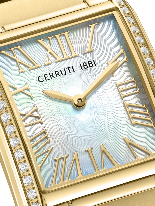 Cerruti 1881 Rendena. Ženski sat u zlatnom tonu pravougaonog oblika. Kućište sa kristalima i beli sedefni brojčanik pružaju luksuzan izgled. Vodootporan 50m.