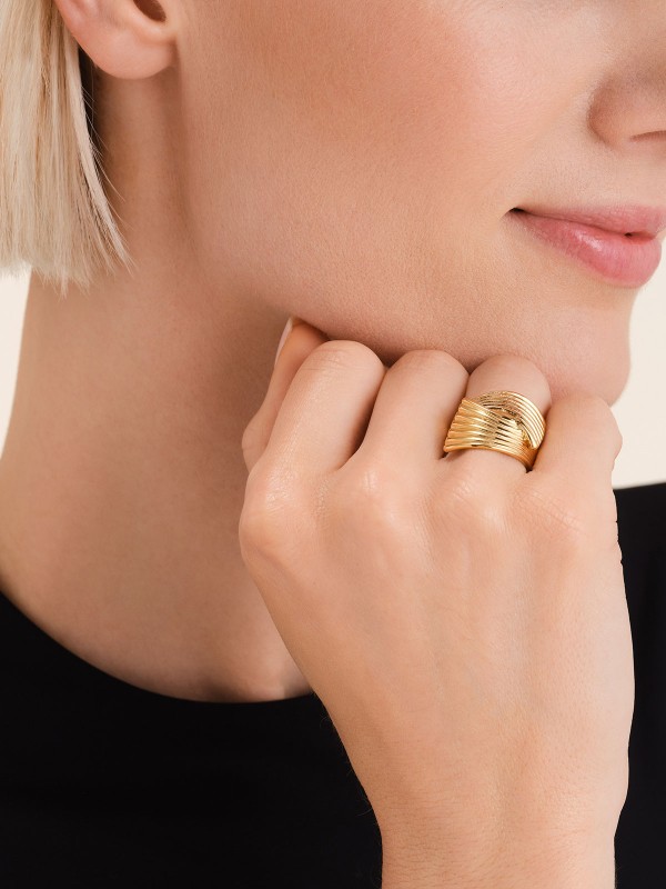 Elegantan prsten u zlatnom tonu sa motivom čvora. Simbol neraskidive veze. Minimalistički dizajn idealan za samostalno nošenje.