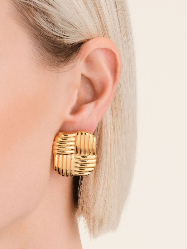 Upečatljive minđuše kvadratnog oblika u zlatnom tonu. Spoj retro inspiracije i modernog dizajna za odvažan minimalistički stil.