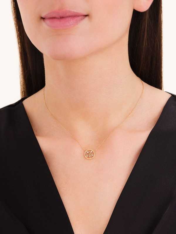 Ogrlica u zlatnom tonu sa priveskom Drvo života okruženim cirkonima. Moćan simbol snage i novih početaka. Savršen poklon.