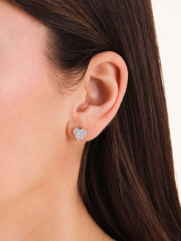 Minđuše na šraf u obliku srca u zlatnom tonu. Optočene blistavim pavé cirkonima, pružaju suptilan luksuz za svaku priliku.