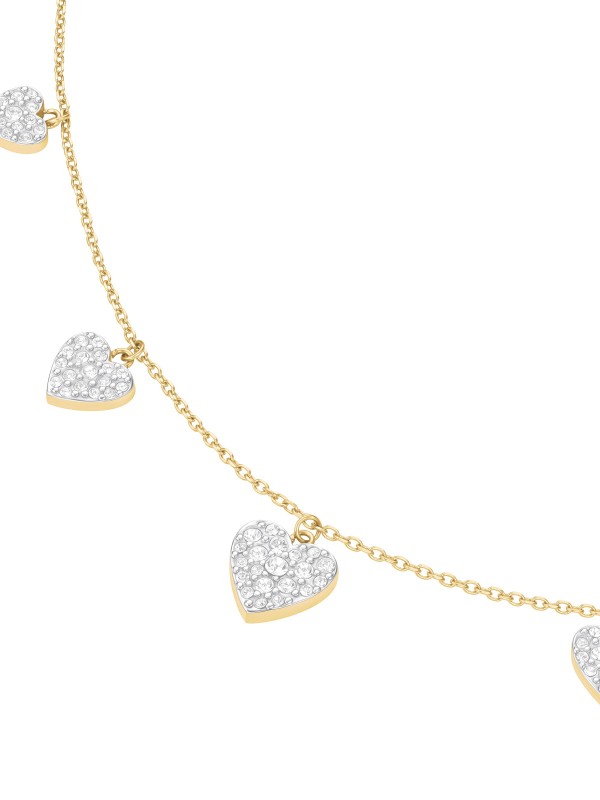 Ogrlica u zlatnom tonu sa nizom visećih srca. Ukrašena belim cirkonima za razigran i svetlucav efekat oko vrata.