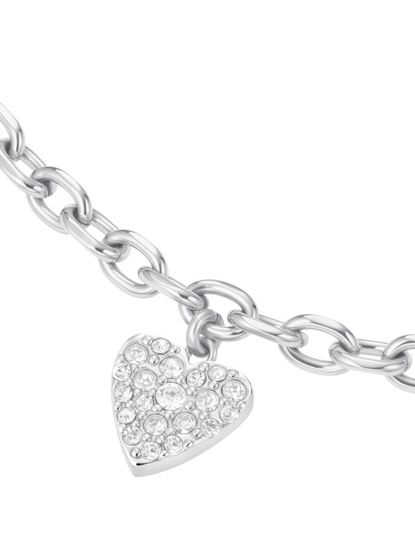 Moderna chunky narukvica u srebrnom tonu sa masivnijim karikama. Privesak srce sa cirkonima spaja urbani stil i eleganciju.