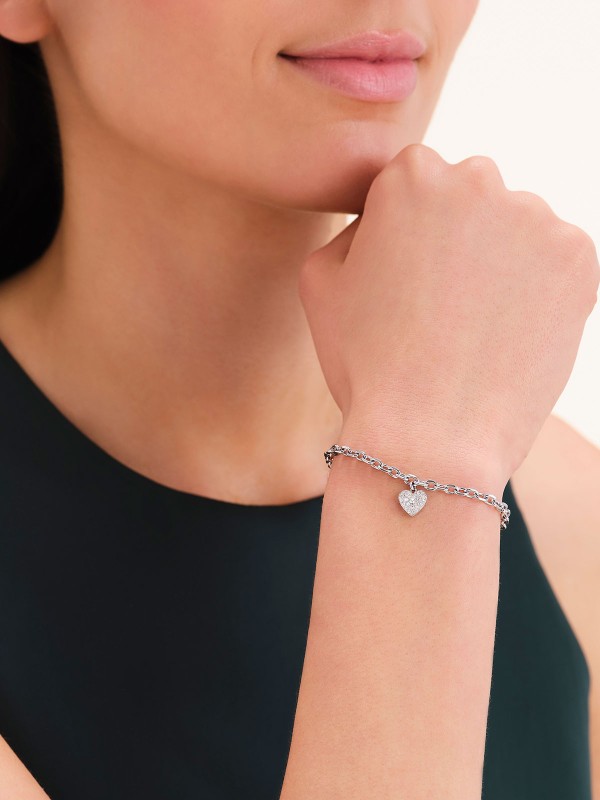 Moderna chunky narukvica u srebrnom tonu sa masivnijim karikama. Privesak srce sa cirkonima spaja urbani stil i eleganciju.