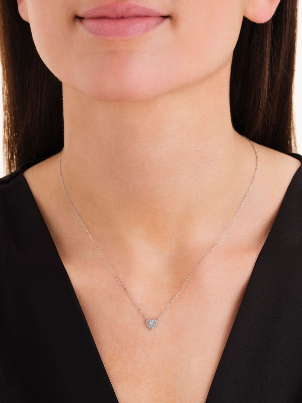 Blistava ogrlica od nerđajućeg čelika u srebrnom tonu. Privesak u obliku srca bogato optočen cirkonima za savršen romantični poklon.