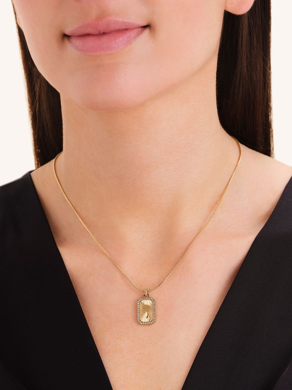 Ogrlica u zlatnom tonu sa priveskom deteline sa četiri lista i diskretnim cirkonima. Bezvremenski i elegantan simbol sreće.