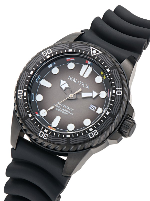 Nautica NCT Sea Dive muški automatik ronilački sat sa čeličnim kućištem, crnim brojčanikom, osvetljenim kazaljkama i crnom silikonskom narukvicom.